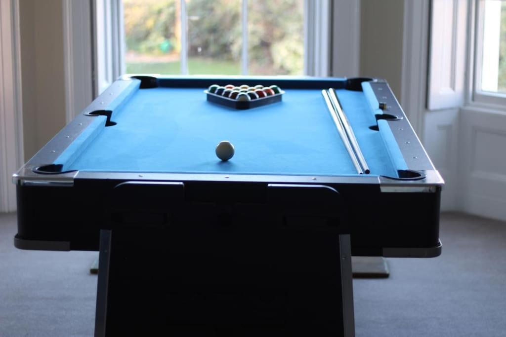Perfect For Large Family & Friends, Free Parking, Games Villa Reading Exterior photo