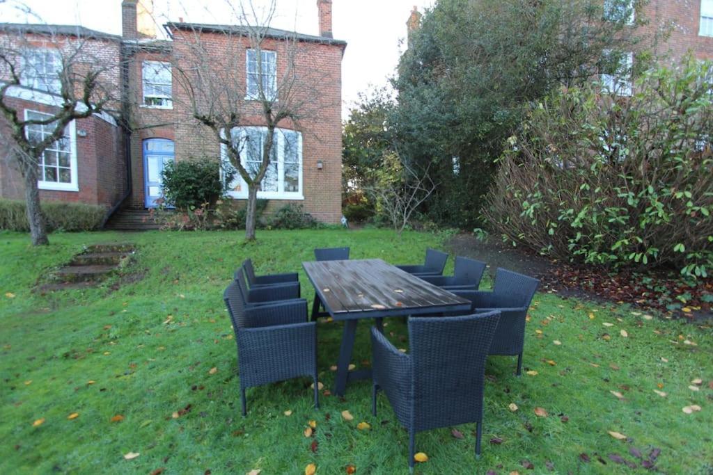 Perfect For Large Family & Friends, Free Parking, Games Villa Reading Exterior photo
