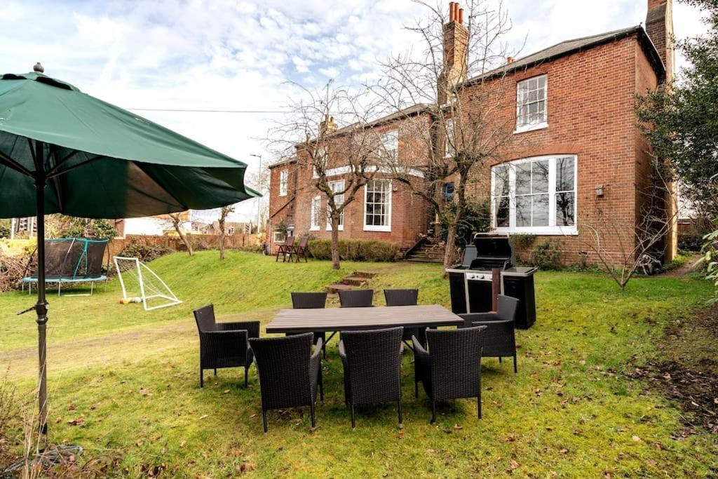 Perfect For Large Family & Friends, Free Parking, Games Villa Reading Exterior photo
