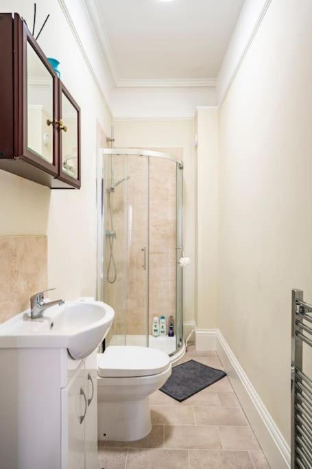 Perfect For Large Family & Friends, Free Parking, Games Villa Reading Exterior photo