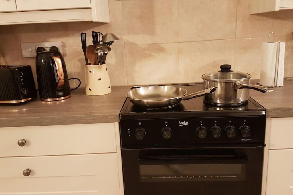 Perfect For Large Family & Friends, Free Parking, Games Villa Reading Exterior photo